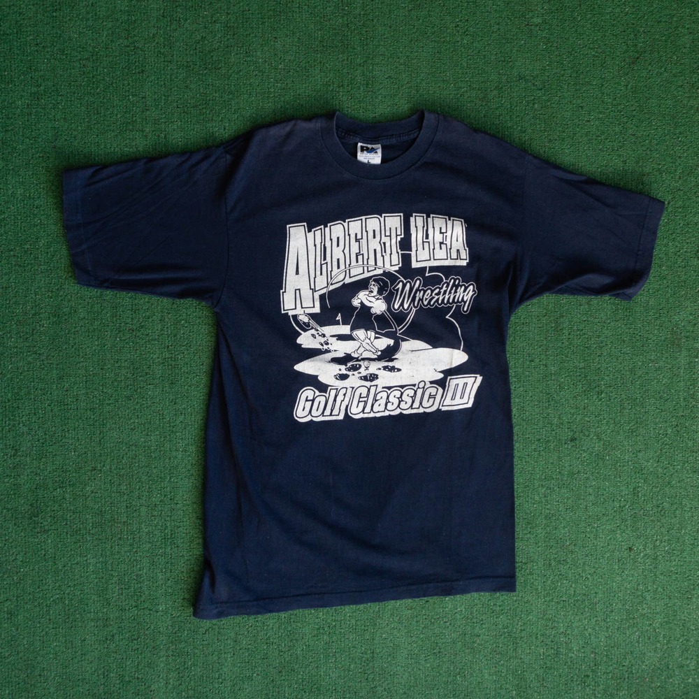 VINTAGE 90'S WRESTLING GOLF CLASSIC PE ALBERT LEA GRAPHIC TEE SHIRT IN NAVY SZ L